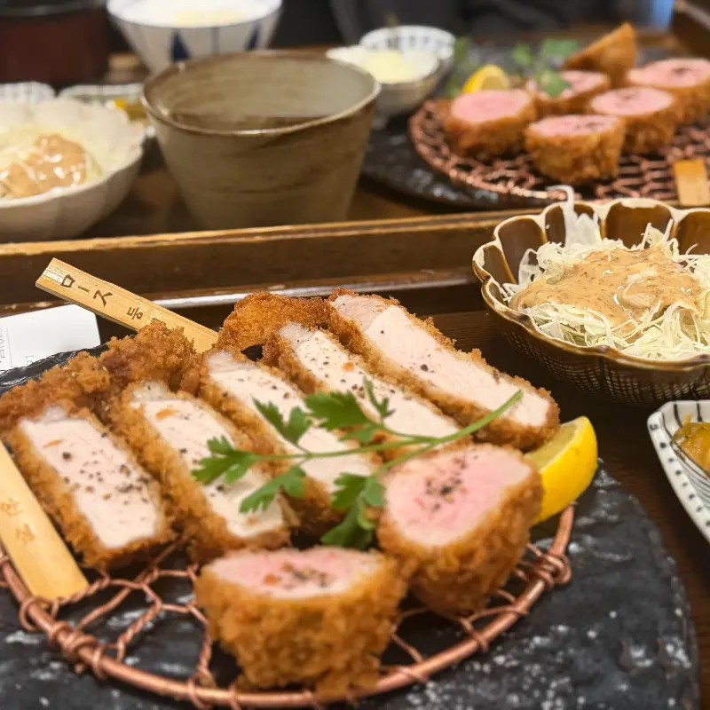 다양한 돈까스 메뉴가 담긴 한 상 차림