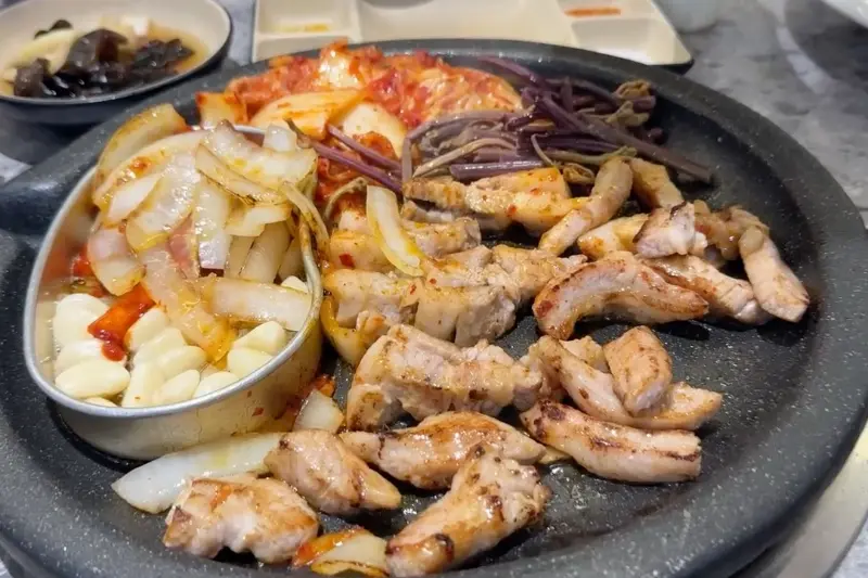 고기를 굽는 모습