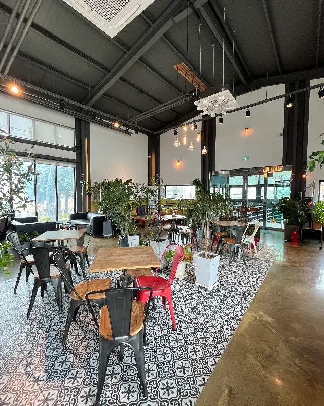 넓은 카페 내부