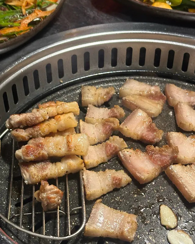 고소한 풍미가 일품인 볏짚 삼겹살