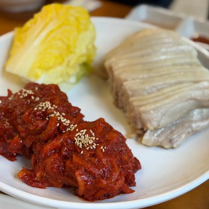 윤기가 흐르는 가브리살 보쌈과 매콤한 보쌈 김치의 조화