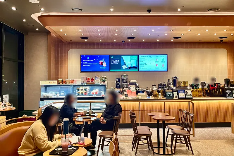 깔끔하고 넓은 매장 내부