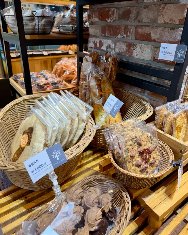 다양한 빵들이 진열된 모습