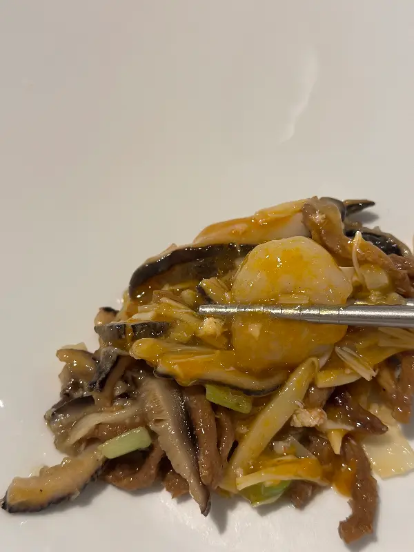 신선한 해산물과 채소가 가득한 류산슬