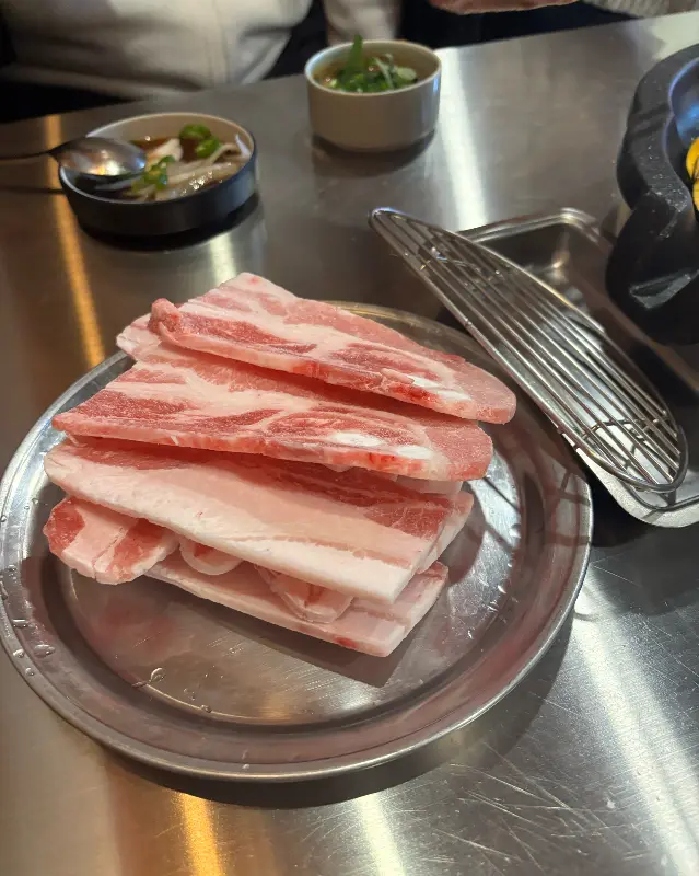 깔끔하게 정돈된 테이블 세팅