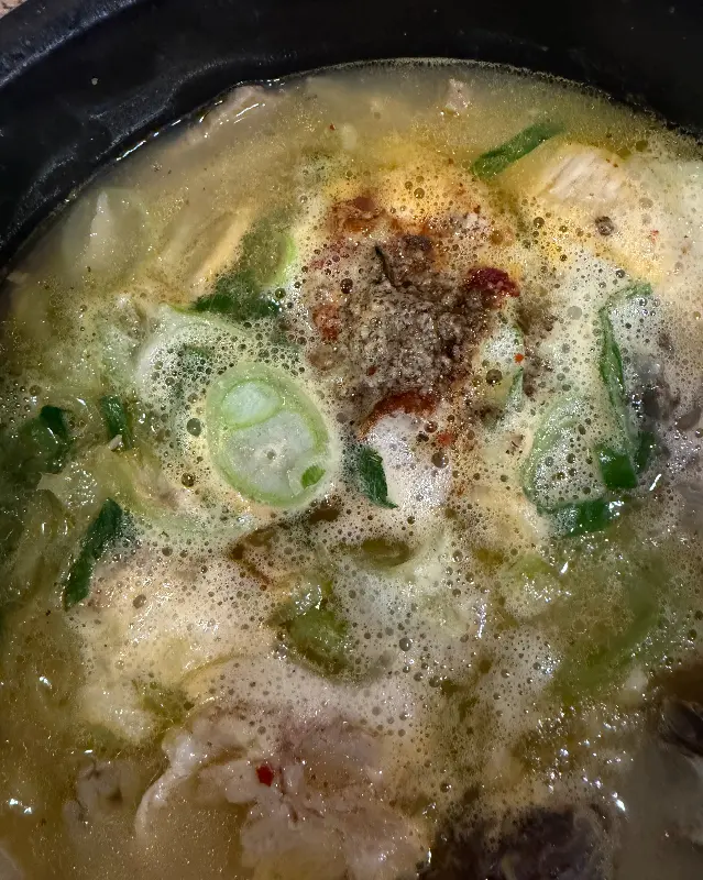 들깨가루와 고춧가루가 뿌려진 순대국밥의 모습