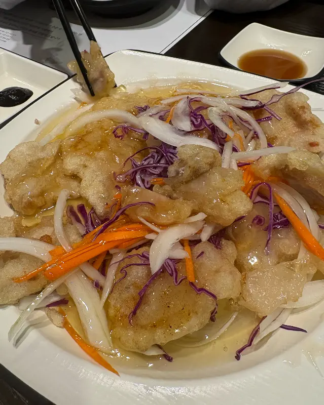 새콤달콤한 소스와 아삭한 양파가 어우러진 찹쌀 탕수육