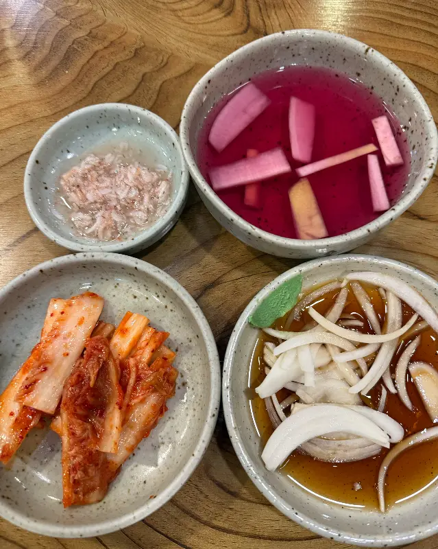 정갈하게 담겨 나온 깍두기, 양파 장아찌 등 밑반찬