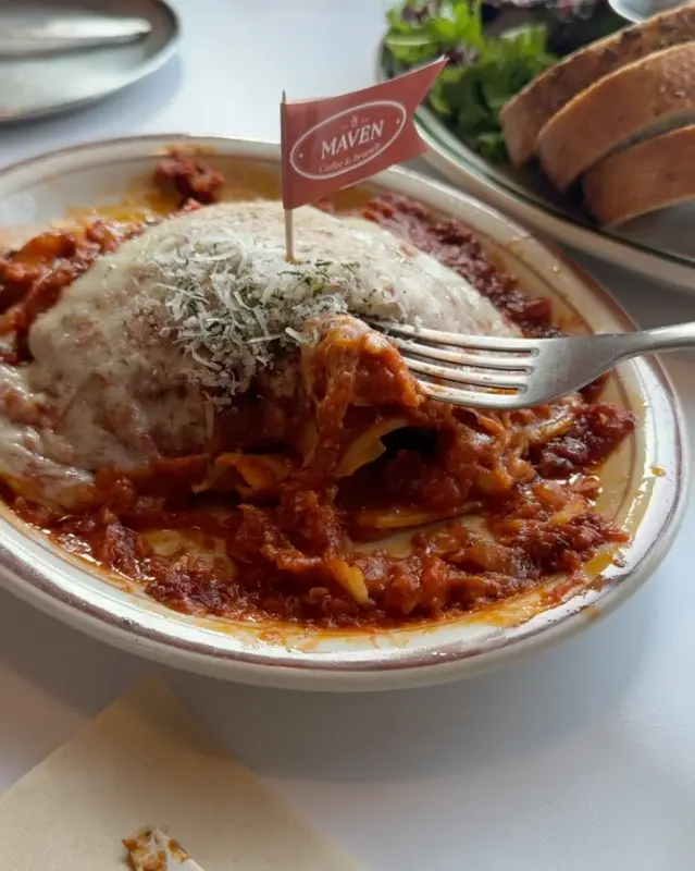 포크로 라자냐를 들어올리는 모습