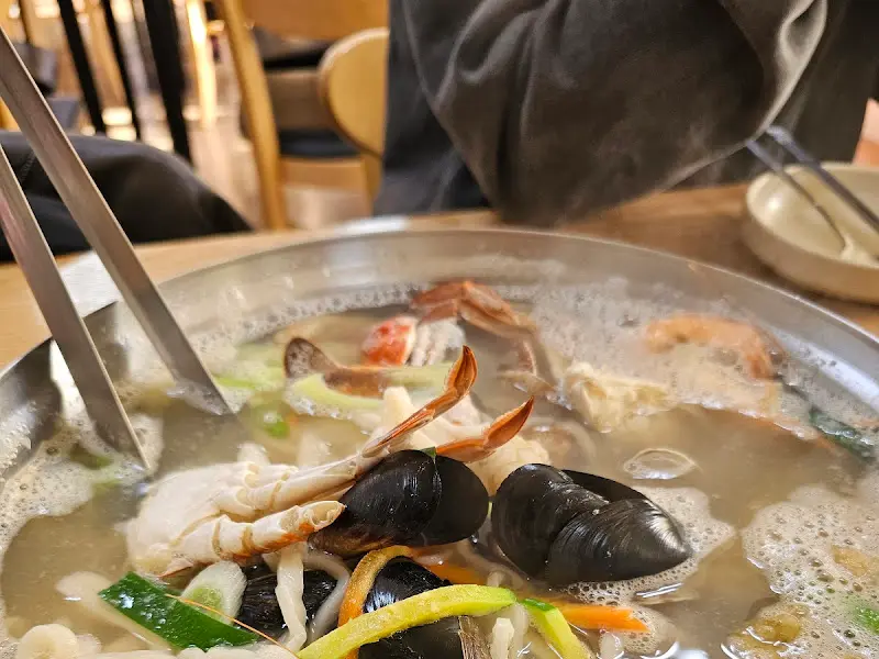 해물칼국수 먹는 모습