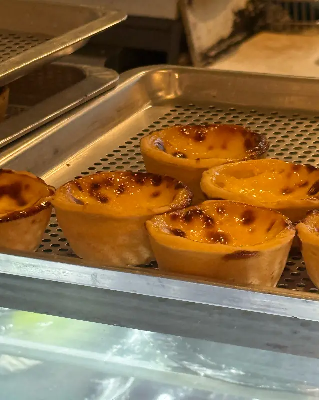 테이블에 놓인 에그 타르트