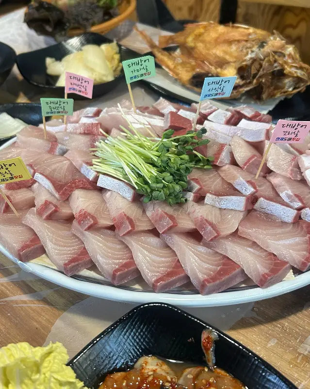 다양한 부위의 대방어와 곁들임 메뉴