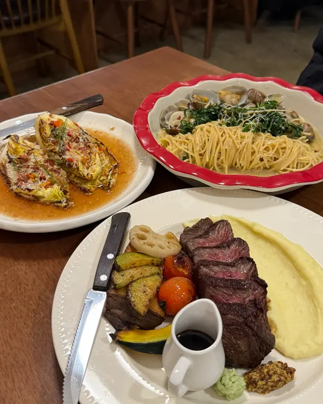 오스스에서 맛볼 수 있는 스테이크와 파스타