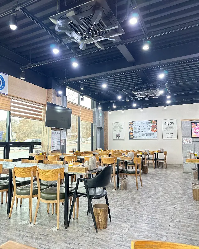 넓고 쾌적한 식당 내부