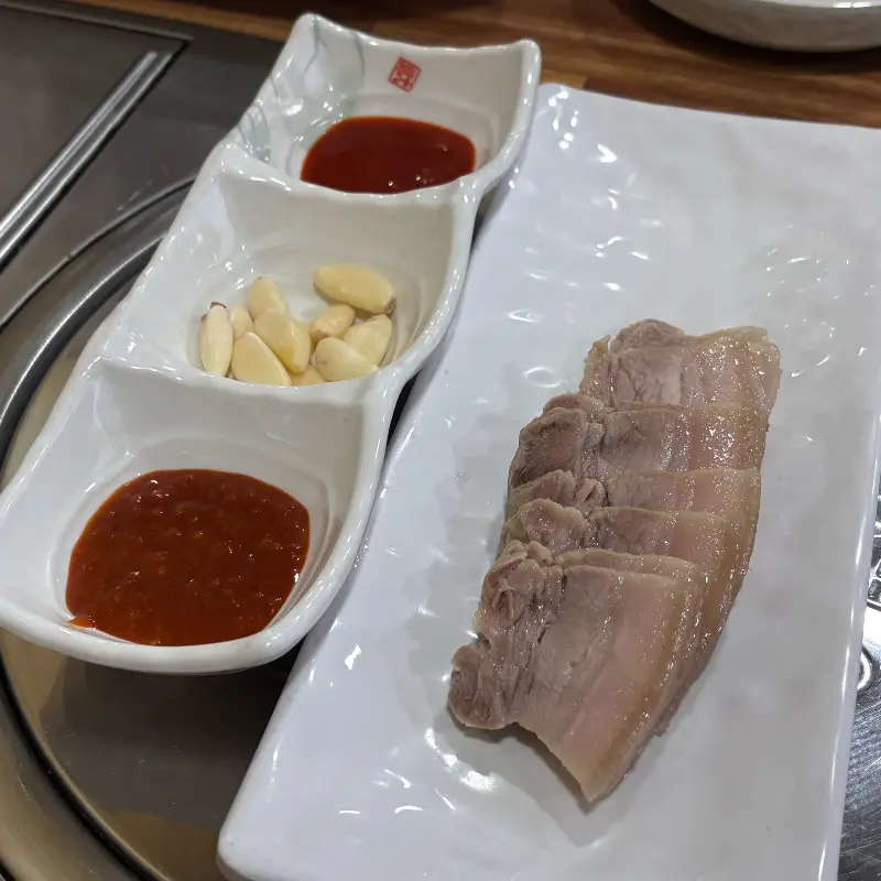 정갈하게 담겨 나온 수육