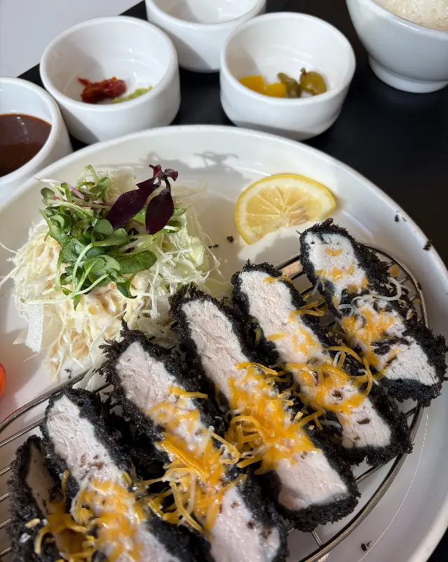 검은 튀김옷이 인상적인 블랙 특등심카츠