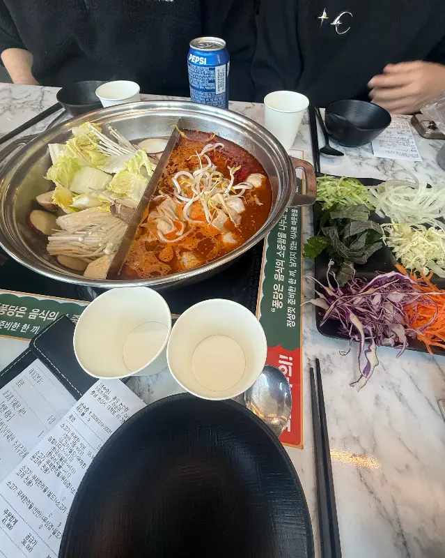 푸짐하게 차려진 테이블