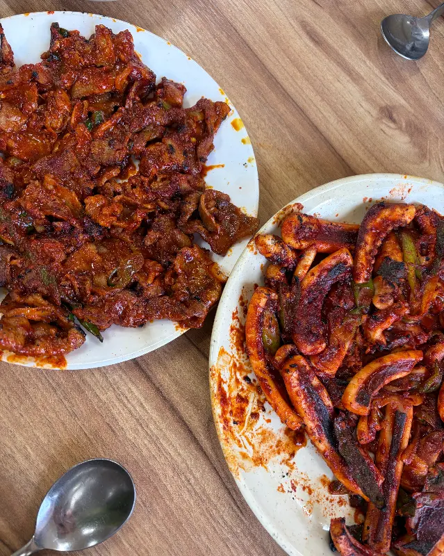 오징어 불고기와 돼지 불고기가 나란히 담겨 있는 모습