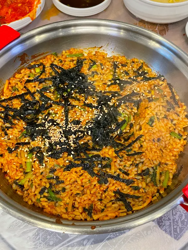 김가루가 듬뿍 뿌려진 볶음밥