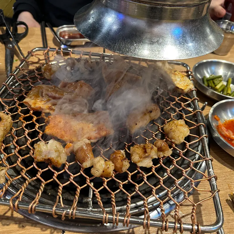 연기가 모락모락 피어오르는 숯불