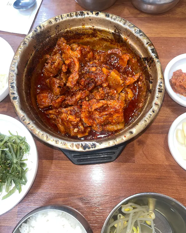 놋 냄비에 담겨 나온 돼지갈비찜