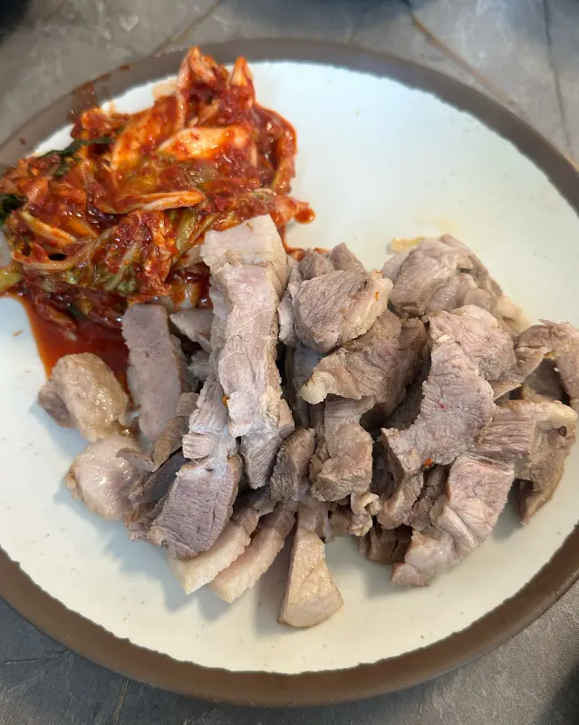 보쌈과 김치가 정갈하게 담겨 있는 모습