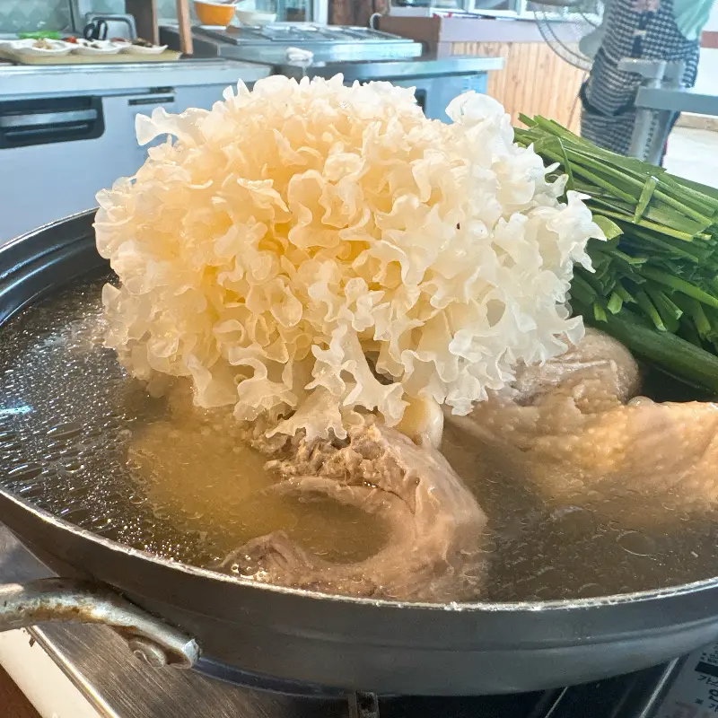 닭백숙에 푸짐하게 올라간 백목이버섯과 부추