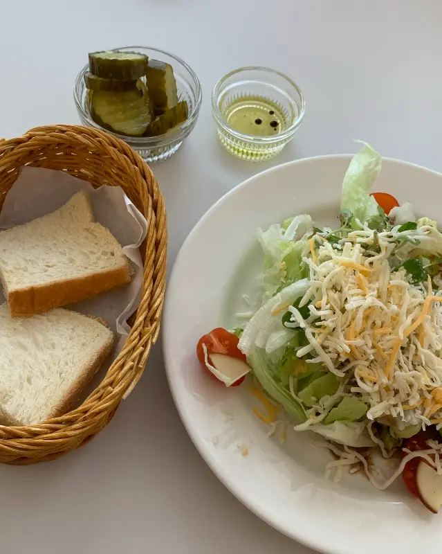 신선한 채소와 치즈가 듬뿍 올려진 샐러드