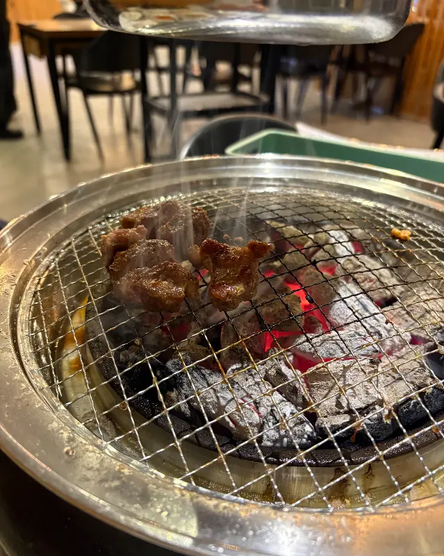 숯불 위에서 구워지는 고기