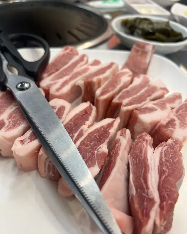두툼하게 썰린 삼겹살