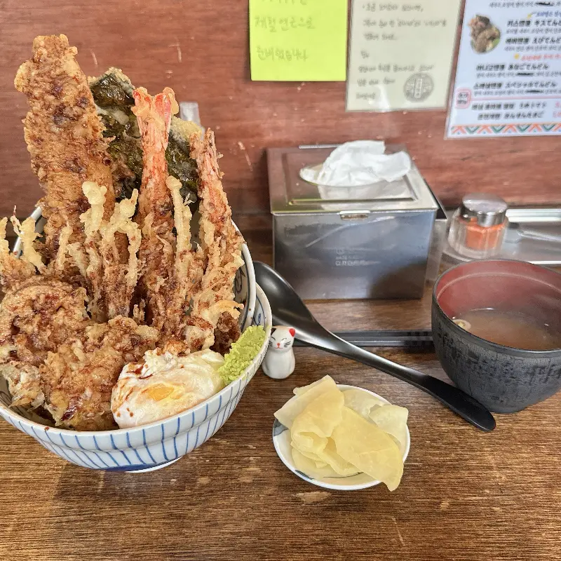 다양한 튀김이 가득한 텐동 한 그릇