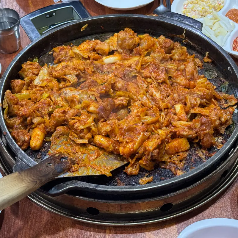 맛있게 익어가는 닭갈비의 모습
