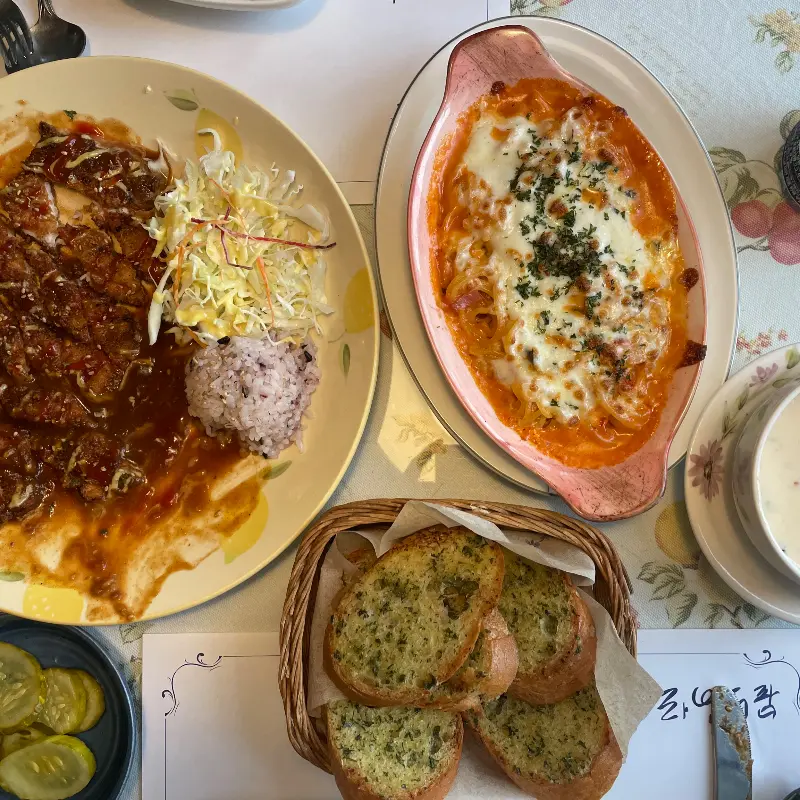 돈까스와 까르보나라, 마늘빵