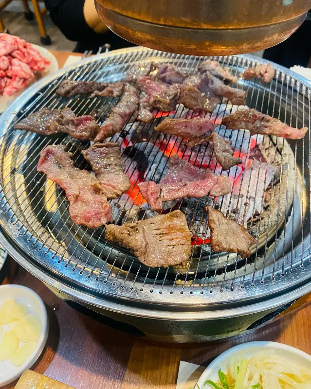 숯불에 구워진 소고기