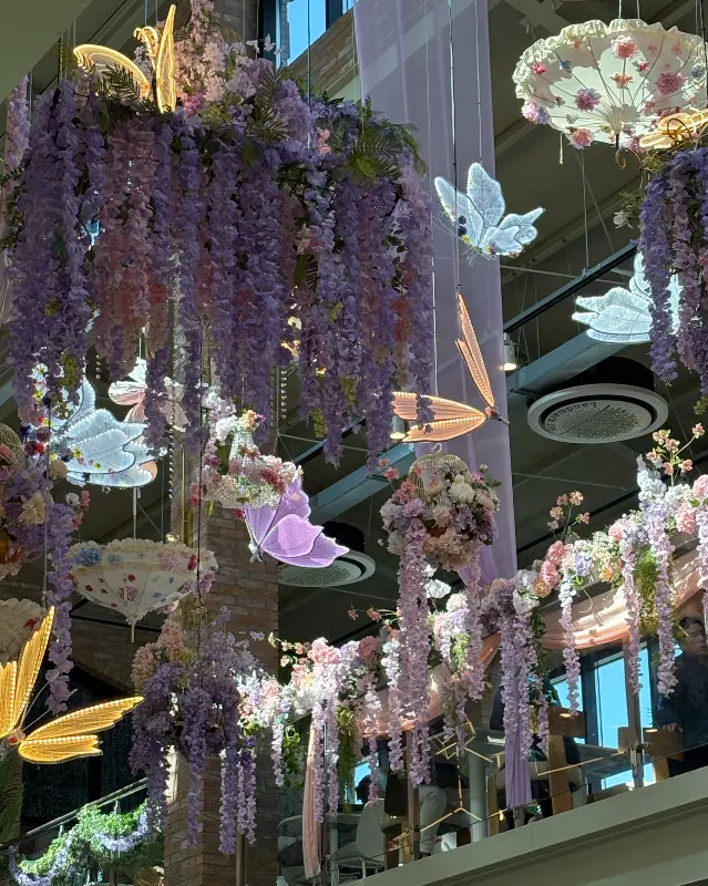 화려한 플라워 장식과 샹들리에 조명이 돋보이는 내부