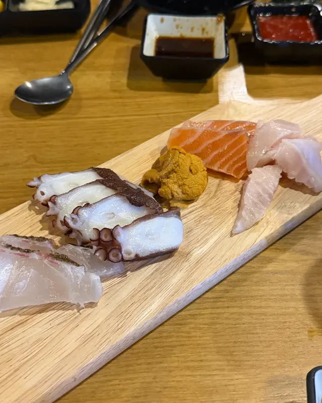 신선한 해산물이 보기 좋게 담겨 나온 모듬 사시미