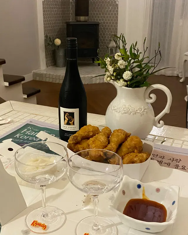 와인과 함께 세팅된 치킨