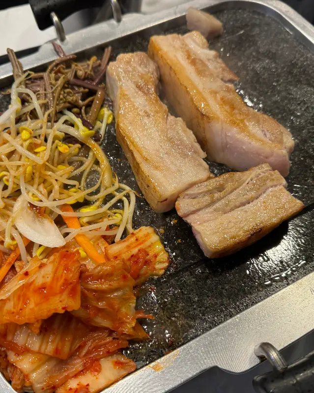 노릇하게 구워진 삼겹살