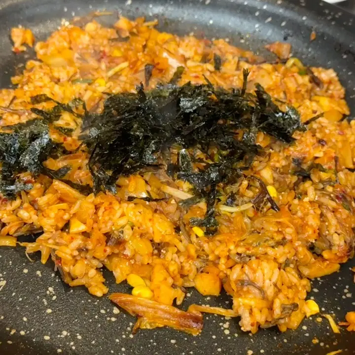 김 가루가 듬뿍 뿌려진 볶음밥