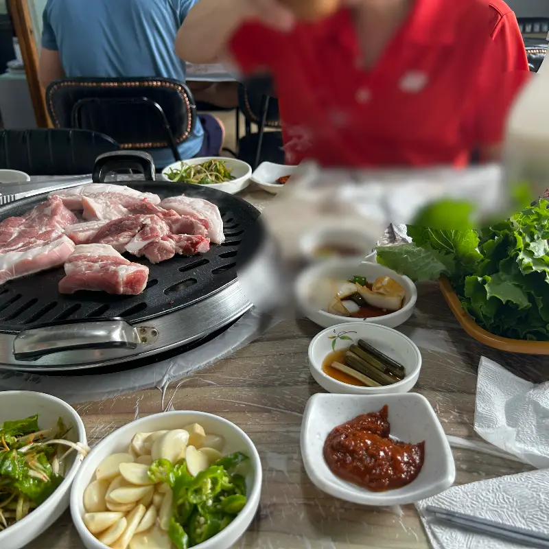 흑돼지와 함께 제공되는 다양한 밑반찬