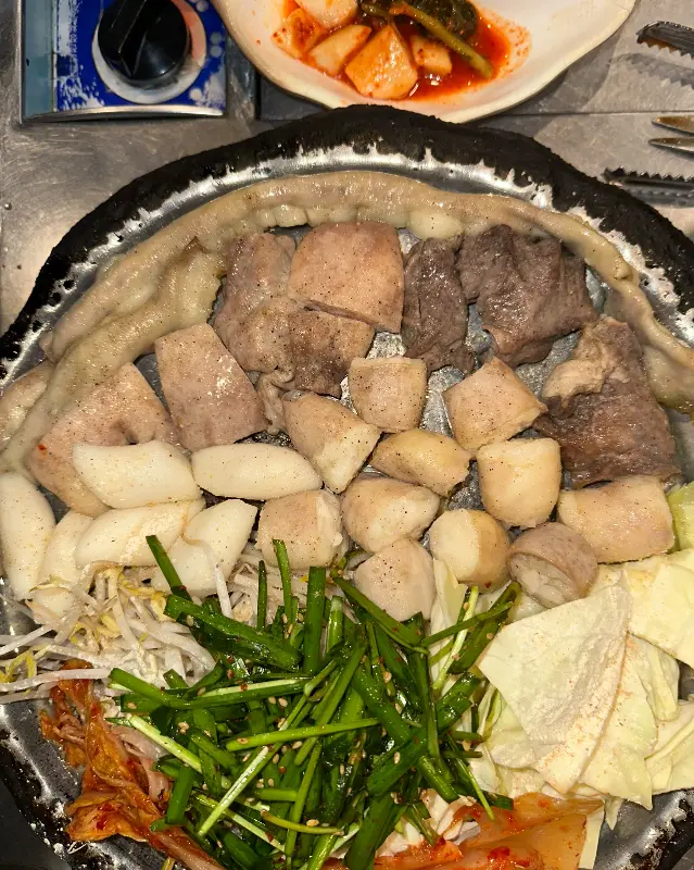 불판 위에서 익어가는 곱창과 대창