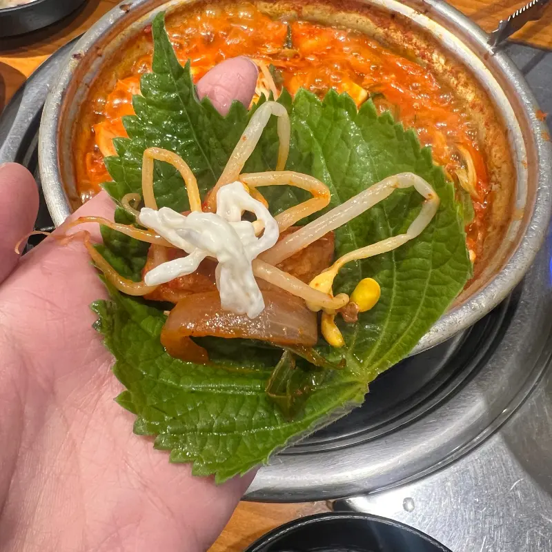 짚신매운갈비찜에서 즐거운 식사 시간을 보내는 사람들