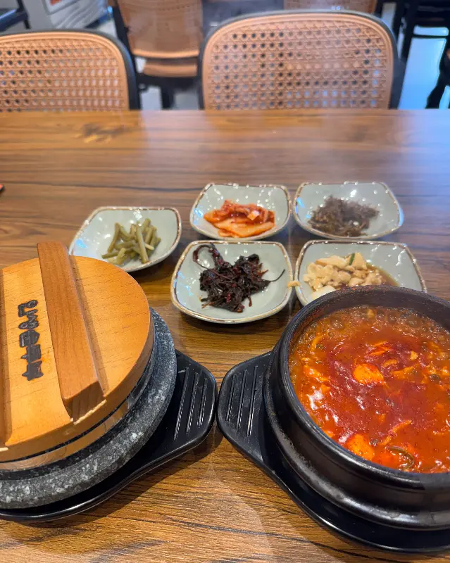 순두부찌개와 돌솥밥, 밑반찬이 정갈하게 차려진 모습