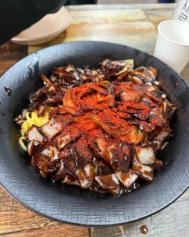 고춧가루가 뿌려진 짜장면
