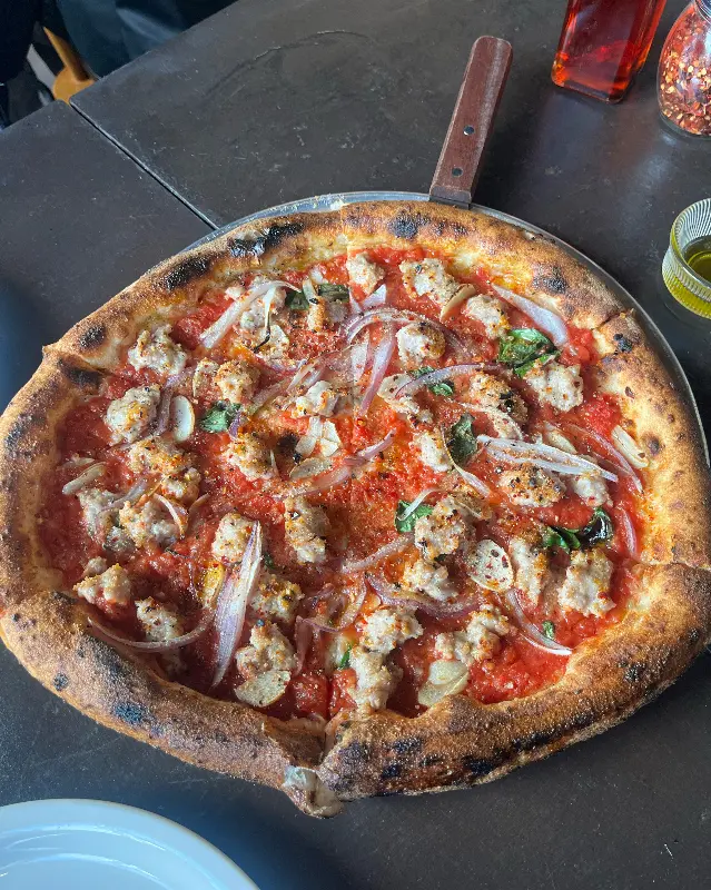 테이블 위에 놓인 피자