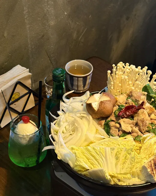 닭전골과 피치 하이볼