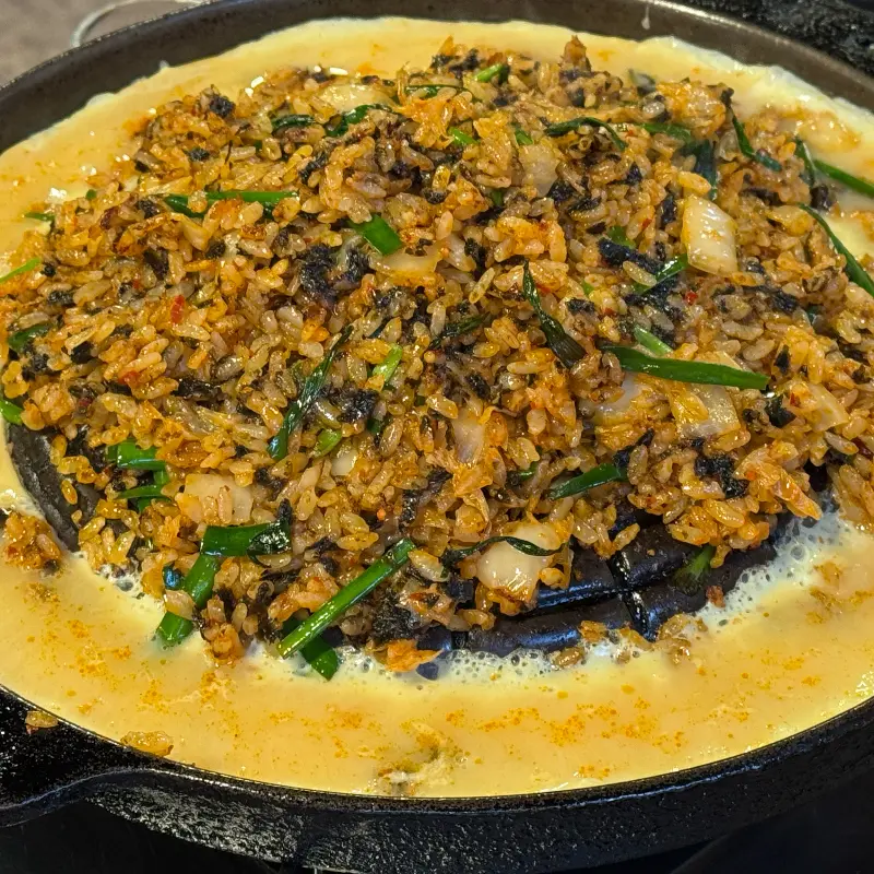 계란으로 감싸진 볶음밥