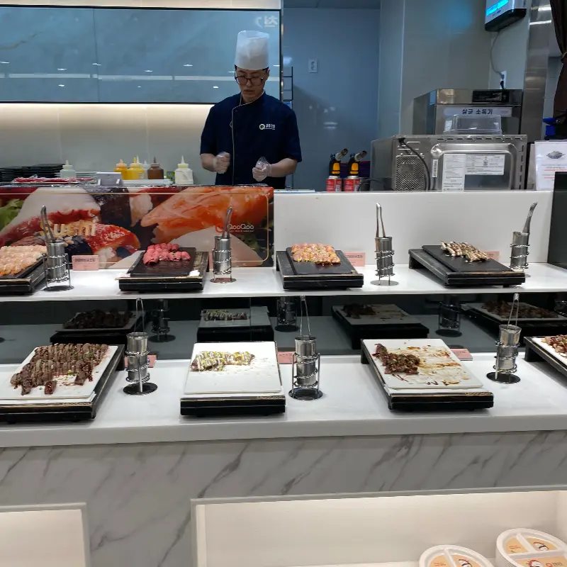 다양한 초밥이 준비되어 있는 모습