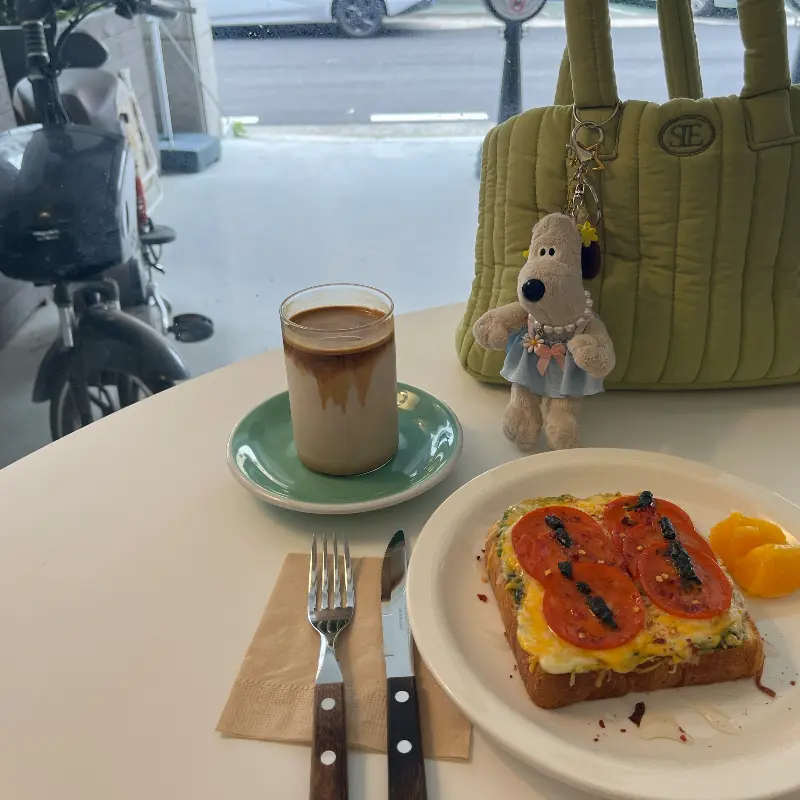 테이블 위에 놓인 바질 토스트와 커피