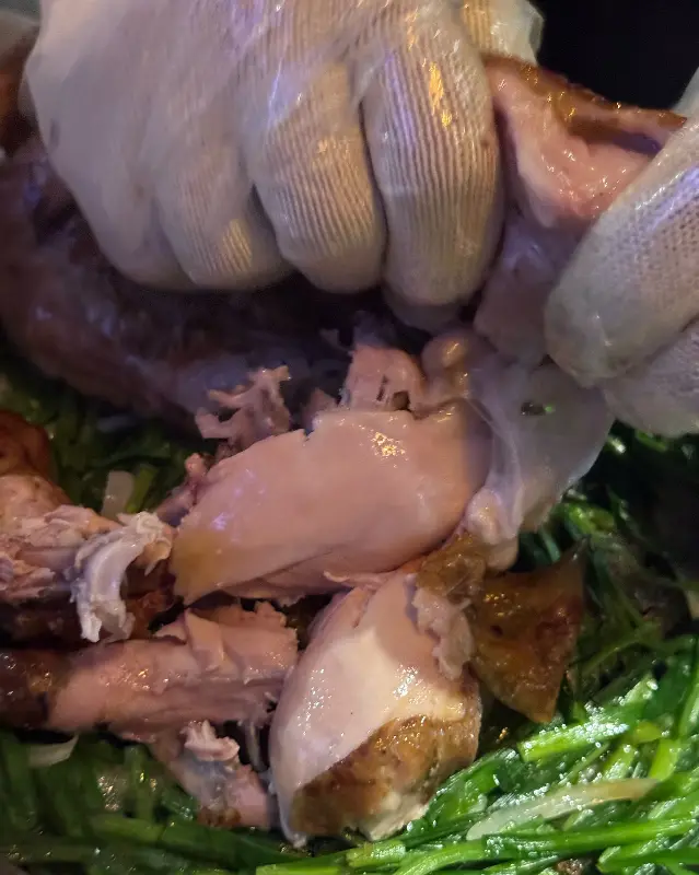 먹기 좋게 손질된 닭고기의 촉촉함이 느껴지는 이미지